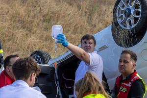 Kleinwagen kommt von der B37 ab und springt in ein Rückhaltebecken