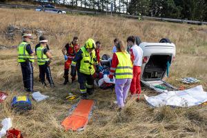 Kleinwagen kommt von der B37 ab und springt in ein Rückhaltebecken