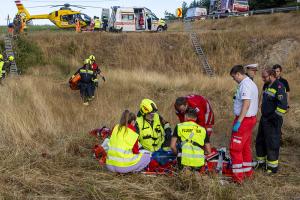 Kleinwagen kommt von der B37 ab und springt in ein Rückhaltebecken