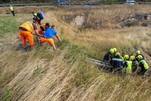 Kleinwagen kommt von der B37 ab und springt in ein Rückhaltebecken