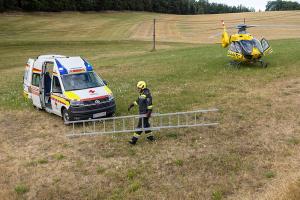 Kleinwagen kommt von der B37 ab und springt in ein Rückhaltebecken