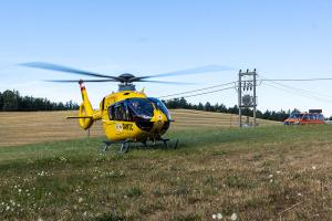 Kleinwagen kommt von der B37 ab und springt in ein Rückhaltebecken