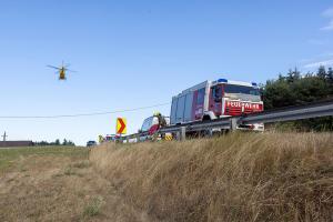 Kleinwagen kommt von der B37 ab und springt in ein Rückhaltebecken
