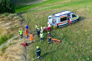 Kleinwagen kommt von der B37 ab und springt in ein Rückhaltebecken