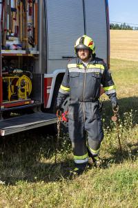 Kleinwagen kommt von der B37 ab und springt in ein Rückhaltebecken