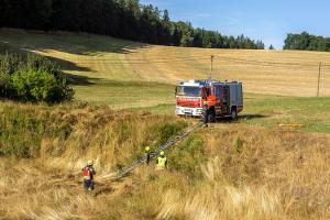 Kleinwagen kommt von der B37 ab und springt in ein Rückhaltebecken