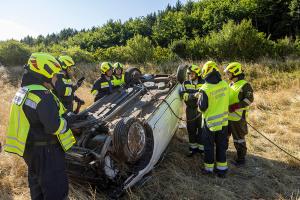 Kleinwagen kommt von der B37 ab und springt in ein Rückhaltebecken