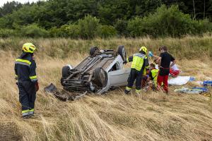 Kleinwagen kommt von der B37 ab und springt in ein Rückhaltebecken