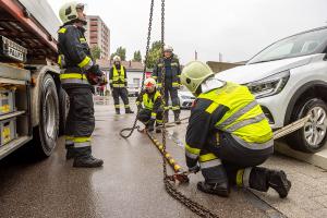 Fahrzeug hängt auf Stiegen fest
