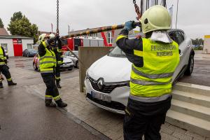 Fahrzeug hängt auf Stiegen fest