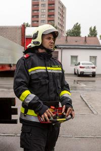 Fahrzeug hängt auf Stiegen fest
