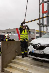 Fahrzeug hängt auf Stiegen fest