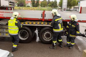 Fahrzeug hängt auf Stiegen fest