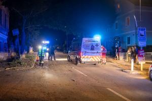 Junger Fahrzeuglenker rast mit seinem BMW durch Gneixendorf und prallt gegen einen Baum