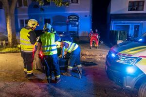 Junger Fahrzeuglenker rast mit seinem BMW durch Gneixendorf und prallt gegen einen Baum
