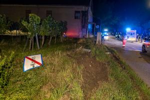 Junger Fahrzeuglenker rast mit seinem BMW durch Gneixendorf und prallt gegen einen Baum