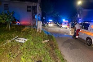 Junger Fahrzeuglenker rast mit seinem BMW durch Gneixendorf und prallt gegen einen Baum