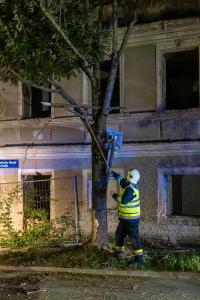 Junger Fahrzeuglenker rast mit seinem BMW durch Gneixendorf und prallt gegen einen Baum