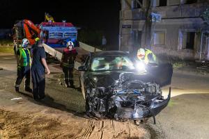 Junger Fahrzeuglenker rast mit seinem BMW durch Gneixendorf und prallt gegen einen Baum
