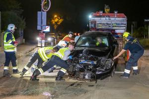 Junger Fahrzeuglenker rast mit seinem BMW durch Gneixendorf und prallt gegen einen Baum
