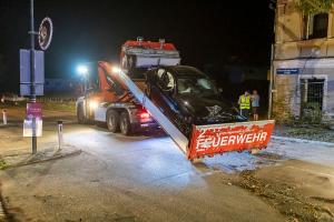 Junger Fahrzeuglenker rast mit seinem BMW durch Gneixendorf und prallt gegen einen Baum