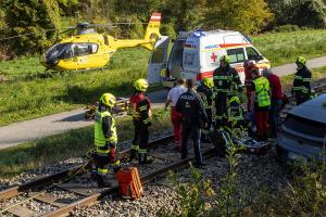 Fahrzeug stürzt von der L100 auf das Gleisbett der Bahn
