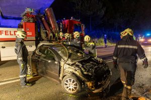 Pkw prallt gegen Felswand und überschlägt sich mehrfach