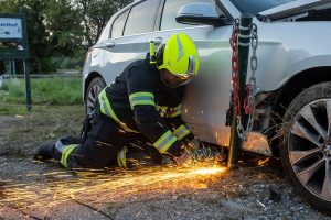 Verkehrsunfall in Rothenhof: Pkw kommt von Fahrbahn ab und kollidiert mit geparkten Autos