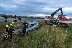 Auf Leitschiene aufgefahren und mehrmals überschlagen
