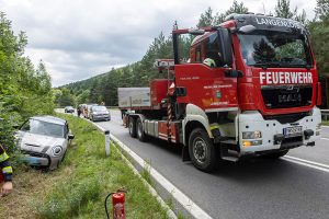 Unfallfahrzeug mittels Kran geborgen