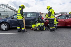 Mitarbeiterinnen einer Gärtnerei als Ersthelfer bei einem Auffahrunfall