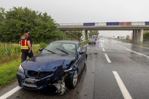 Pkw prallt im strömenden Regen gegen die Leitschiene
