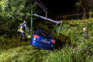 Pkw stürzt im Spitzer Graben in Bach – Feuerwehr im Einsatz