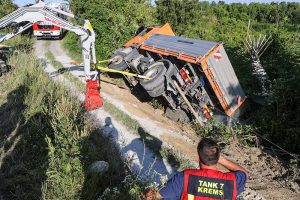 Lkw stürzt über Böschung – Fahrer leicht verletzt