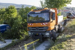 Lkw stürzt in der Kremsleithen in einen Garten