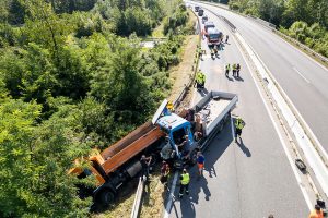 Lkw übersieht Absicherungsanhänger und kracht in Straßenmeisterei-Fahrzeug