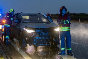 Verkehrsunfall auf der B37 – VW ID.4 prallt im Regen gegen eine Leitschiene