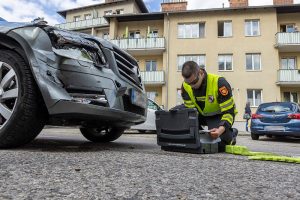 Mercedes prallt gegen Transporter – Feuerwehr Krems im Einsatz
