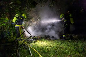 Brand im Garten – Nachbarin und Feuerwehr verhindern Schlimmeres