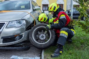 Pkw nach Kreuzungskollision gegen Hausfassade geschleudert