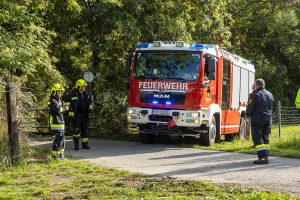 Feuerwehr Krems befreit festgefahrenen Sattelzug auf Wiese