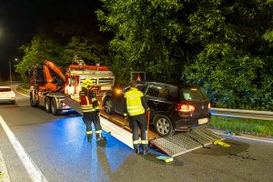 Fahrzeugbergung bei der Auffahrt zur Donaubrücke der B37