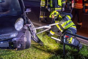 Nächtlicher Unfall auf der B3 - Einsatzkräfte bergen verunfalltes Fahrzeug