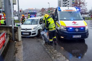 Verkehrsunfall mit verletzten Personen beim Einkaufszentrum Alex