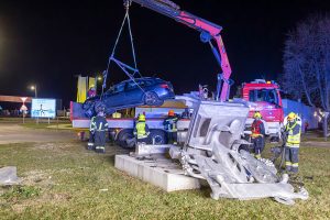 Pkw prallt gegen Kunstwerk im Kreisverkehr