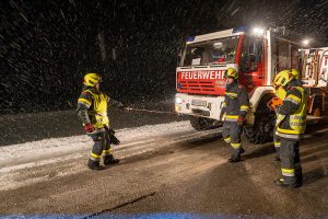 Von der Schneefahrbahn abgekommen - Feuerwehren bergen Fahrzeug auf der B32
