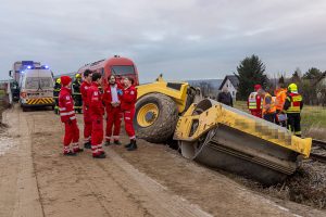 Regionalzug kollidiert mit Erdbauwalze – Arbeiter verletzt