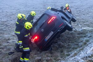 Wintersperre missachtet - Pkw überschlägt sich auf spiegelglatter Straße