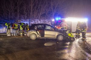 Zwei Fahrzeuge kollidieren auf der B218 bei Gneixendorf
