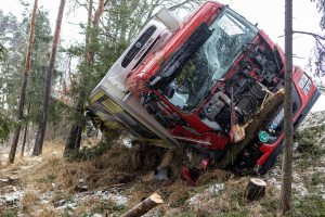 Kran Krems bei Lkw-Bergung in Gastern im Einsatz